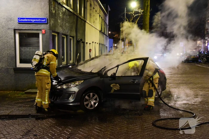 Auto brandt volledig uit