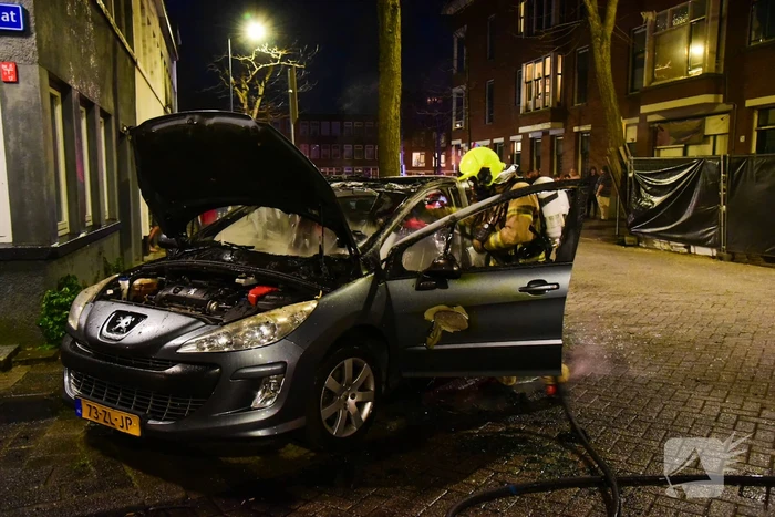 Auto brandt volledig uit