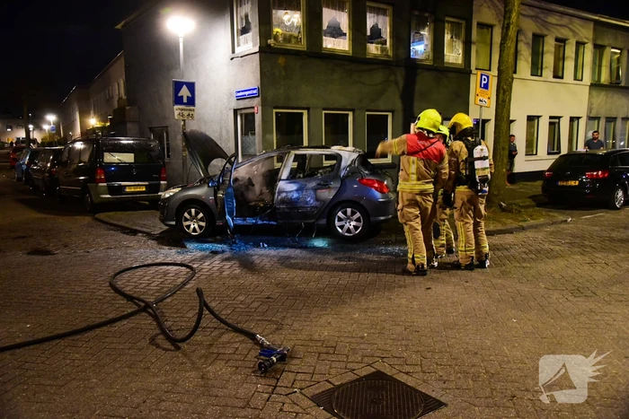 Auto brandt volledig uit