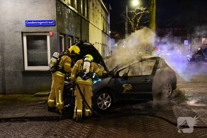 Auto brandt volledig uit