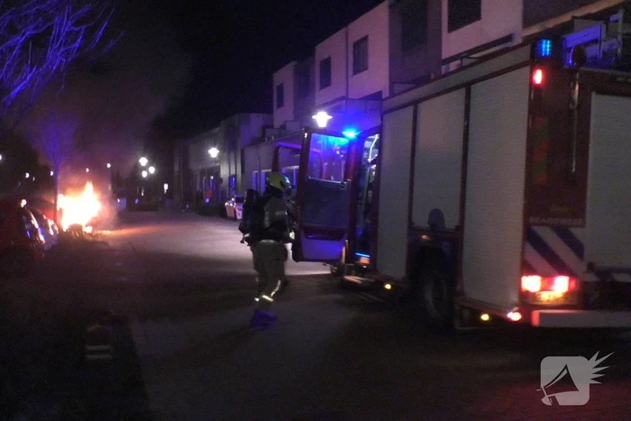 Geparkeerde personenauto vat vlam