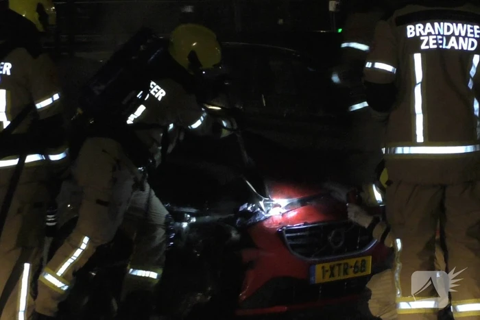 Geparkeerde personenauto vat vlam