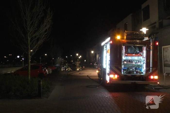 Geparkeerde personenauto vat vlam