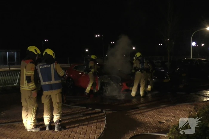 Geparkeerde personenauto vat vlam