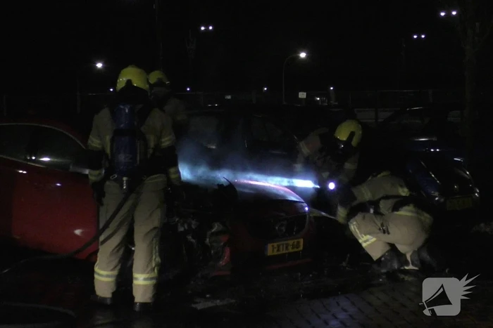 Geparkeerde personenauto vat vlam