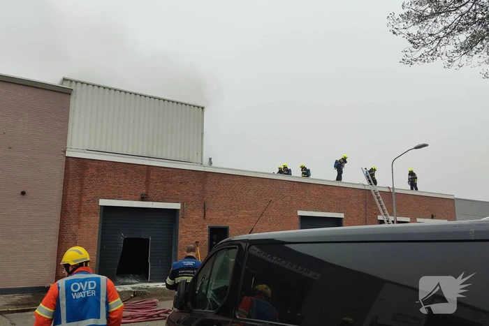 Zeer grote brand in bedrijfspand