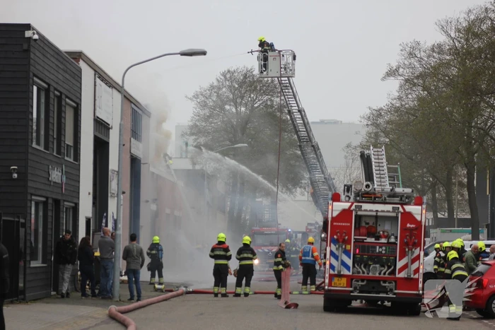 Zeer grote brand in bedrijfspand