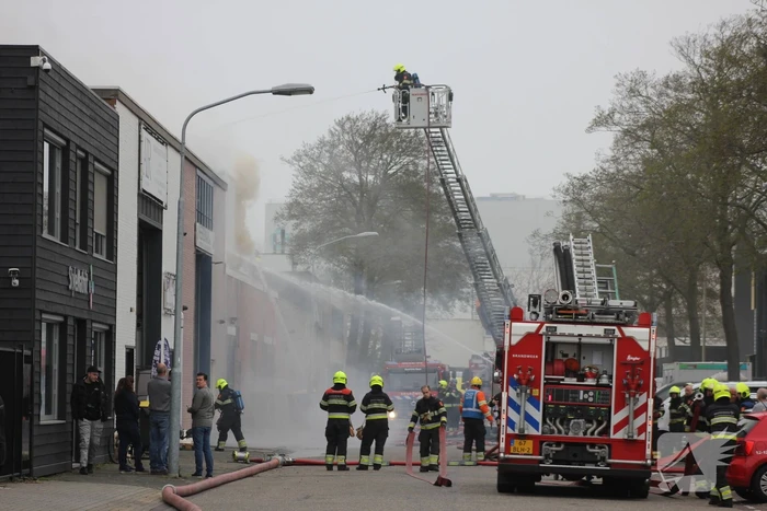 Zeer grote brand in bedrijfspand