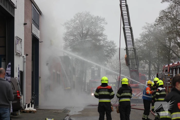 Zeer grote brand in bedrijfspand