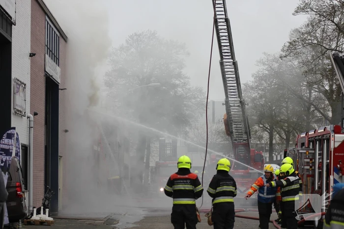 Zeer grote brand in bedrijfspand