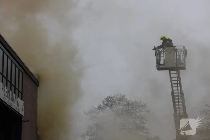 Zeer grote brand in bedrijfspand