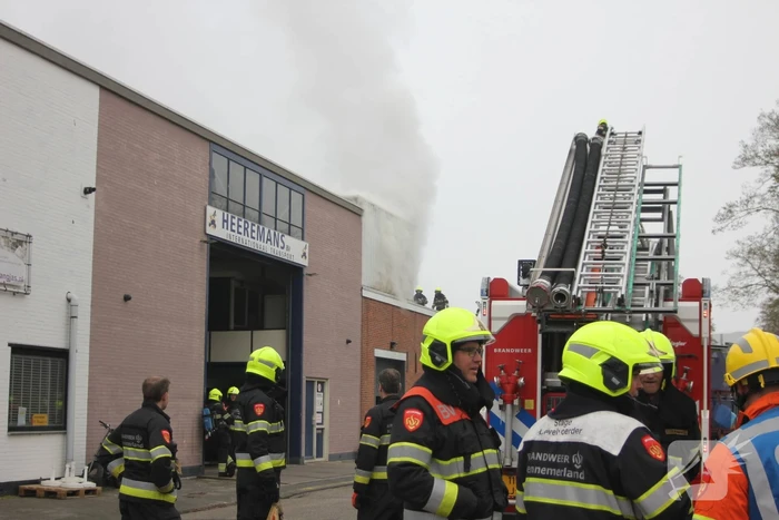 Zeer grote brand in bedrijfspand