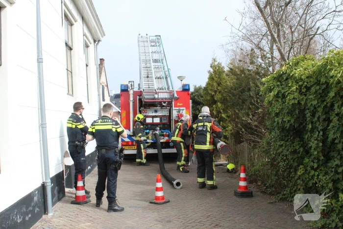 Brandweer pompt Zinkende woonboot leeg