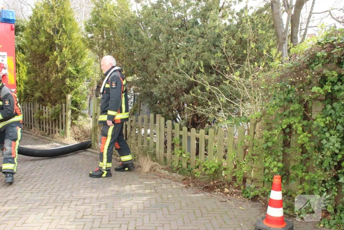 Brandweer pompt Zinkende woonboot leeg