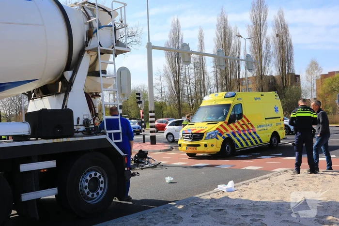 Fietsster ernstig gewond bij botsing met vrachtwagen