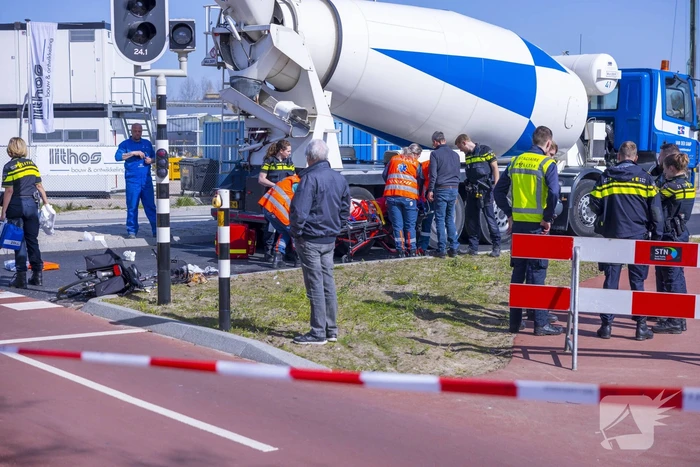 Fietsster ernstig gewond bij botsing met vrachtwagen