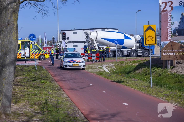 Fietsster ernstig gewond bij botsing met vrachtwagen