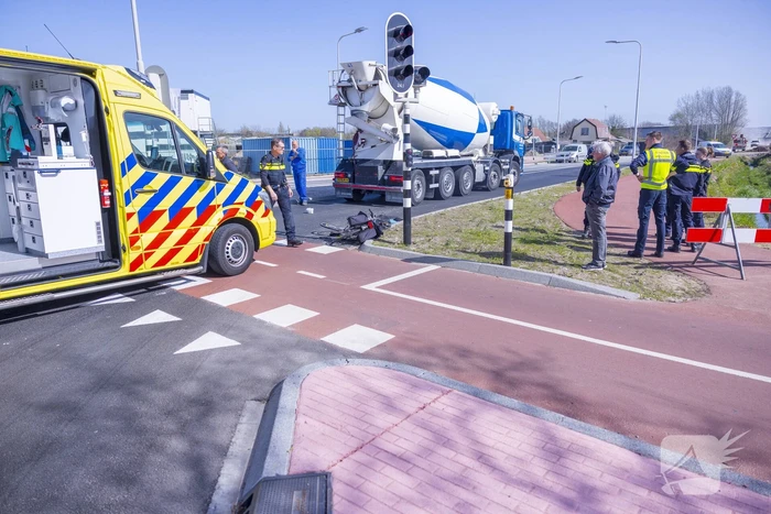 Fietsster ernstig gewond bij botsing met vrachtwagen