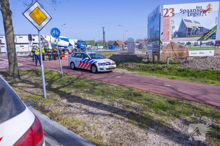 Fietsster ernstig gewond bij botsing met vrachtwagen