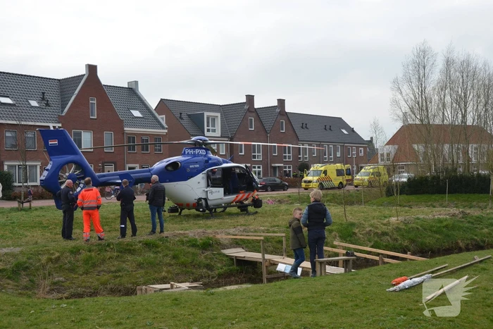 Trauma- en politiehelikopter landen voor incident in woning
