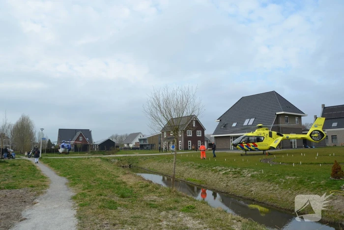 Trauma- en politiehelikopter landen voor incident in woning