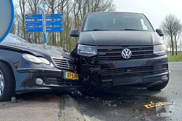 Bestelbus en personwagen botsen op kruispunt