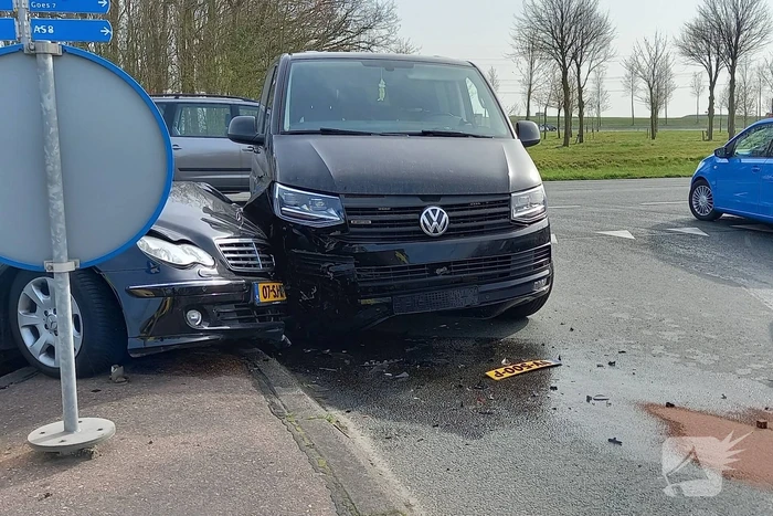 Bestelbus en personwagen botsen op kruispunt