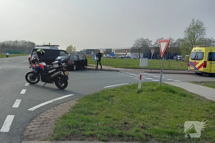 Bestelbus en personwagen botsen op kruispunt