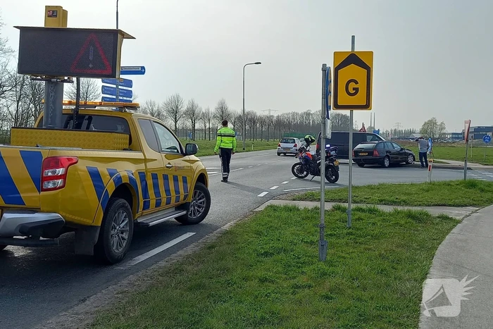 Bestelbus en personwagen botsen op kruispunt