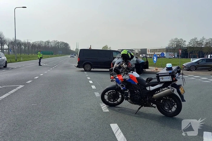 Bestelbus en personwagen botsen op kruispunt