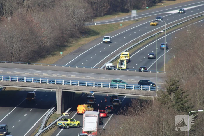 Drie auto's botsen op snelweg