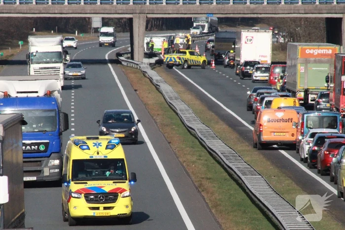 Drie auto's botsen op snelweg