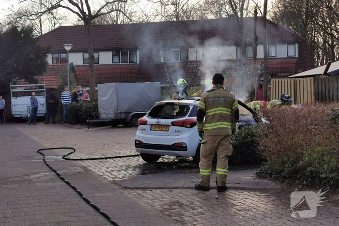 Brandweer blust flinke brand in personenauto
