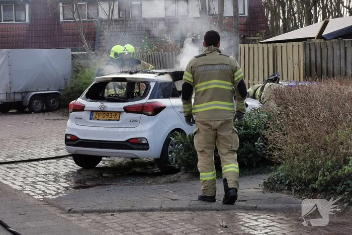 Brandweer blust flinke brand in personenauto