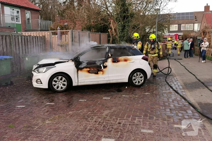 Brandweer blust flinke brand in personenauto