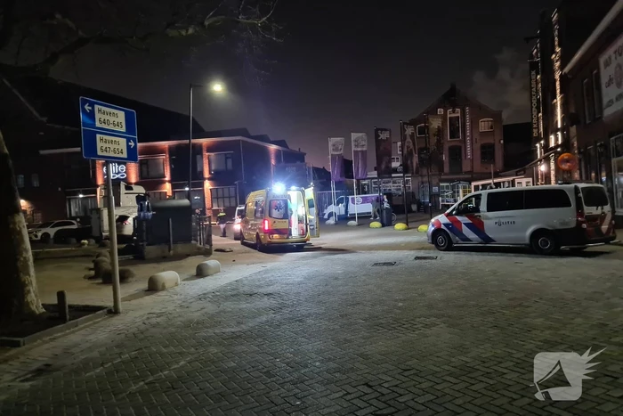 Persoon valt in water Koningin Wilhelminahaven