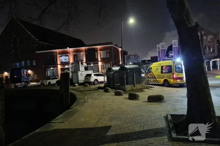 Persoon valt in water Koningin Wilhelminahaven