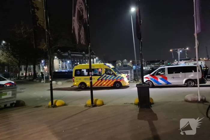 Persoon valt in water Koningin Wilhelminahaven