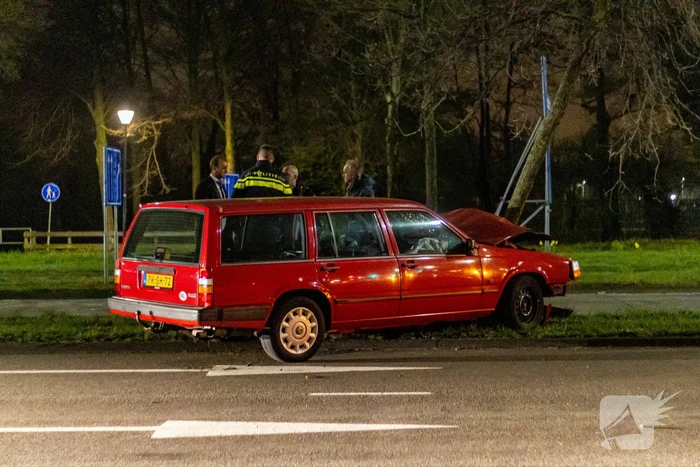 Persoon valt in slaap en botst tegen boom