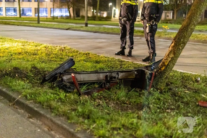Persoon valt in slaap en botst tegen boom