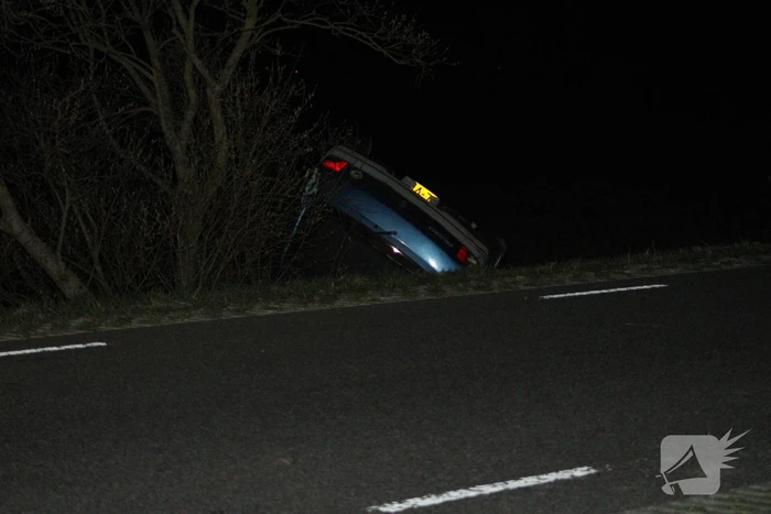 Bestuurder belandt met auto in sloot