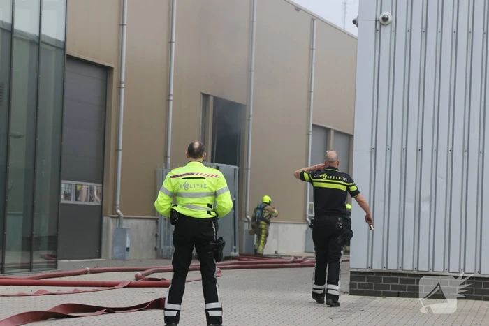 Zwarte rookwolken uit bedrijfspand van Vahsen Constructies