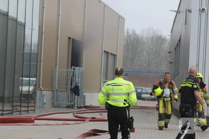 Zwarte rookwolken uit bedrijfspand van Vahsen Constructies