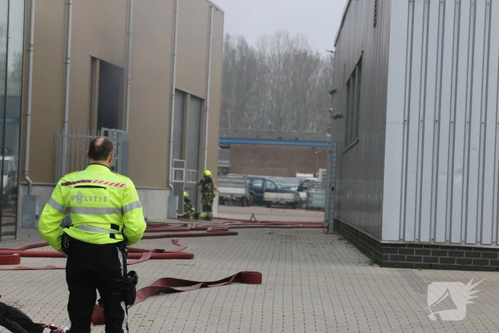 Zwarte rookwolken uit bedrijfspand van Vahsen Constructies