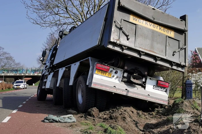 Vrachtwagen in de sloot