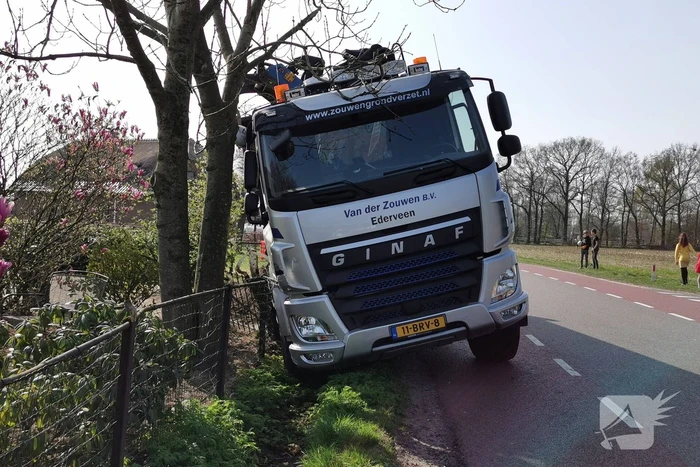 Vrachtwagen in de sloot