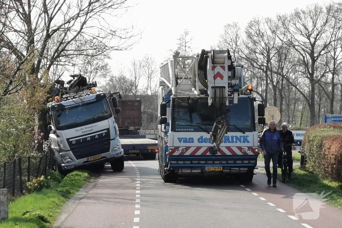 Vrachtwagen in de sloot