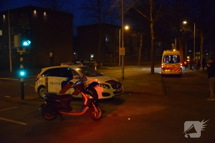Botsing tussen personenauto en scooterrijder