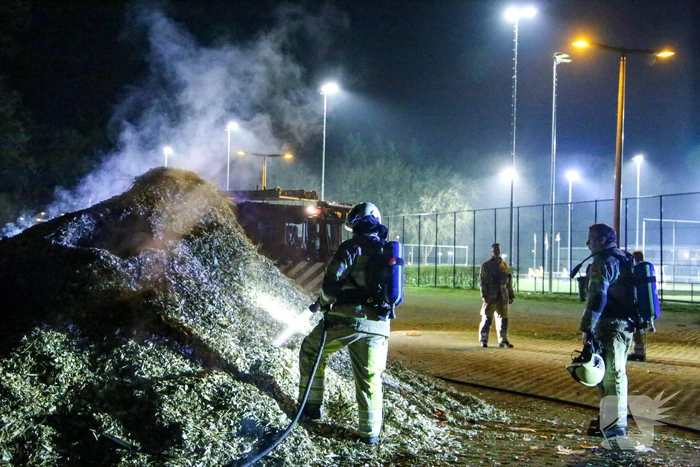 Broei in stapel houtsnippers zorgt voor brandweerinzet
