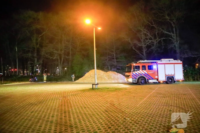 Broei in stapel houtsnippers zorgt voor brandweerinzet